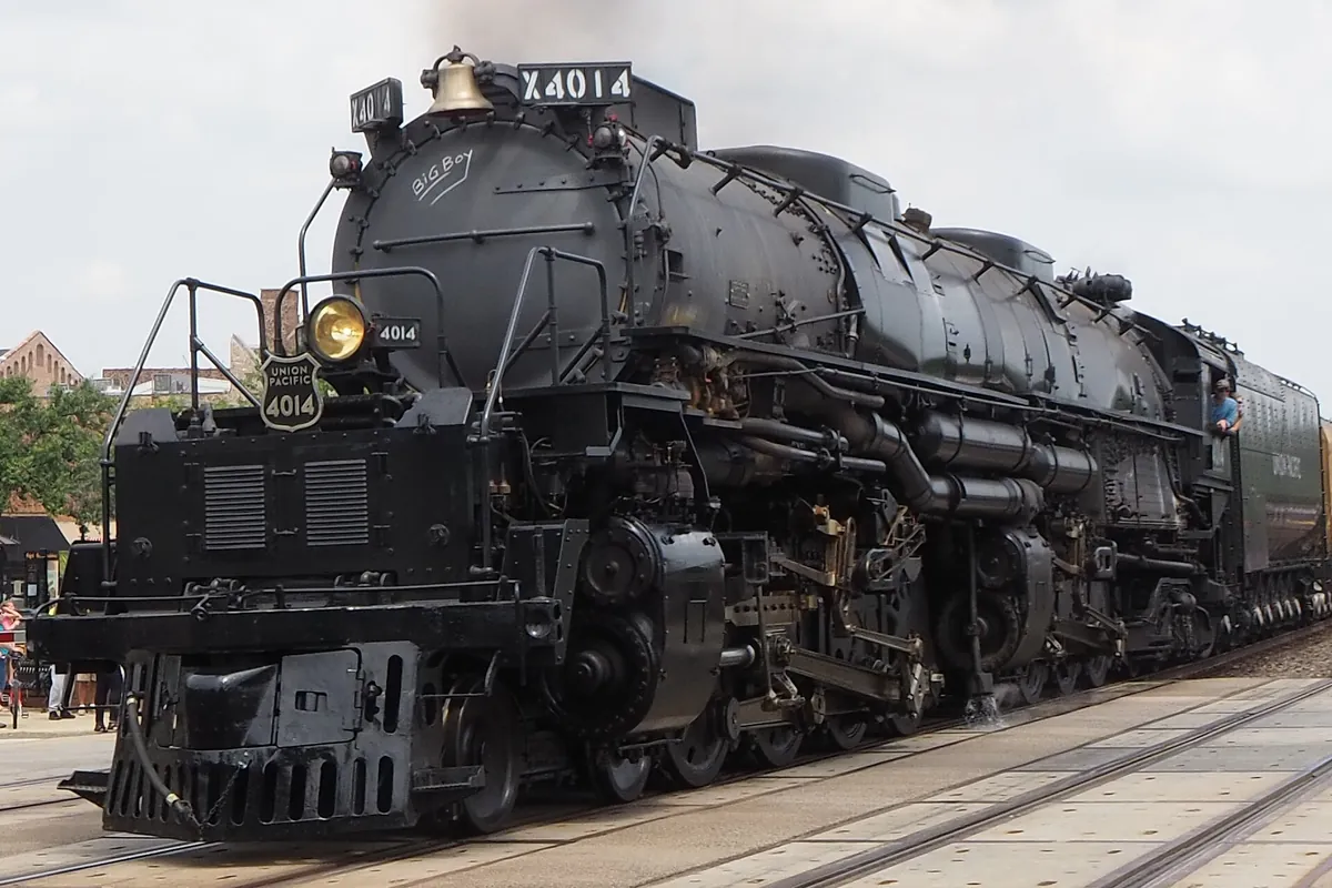 Union Pacific Big Boy 4014 passing through Glen Ellyn, Illinois