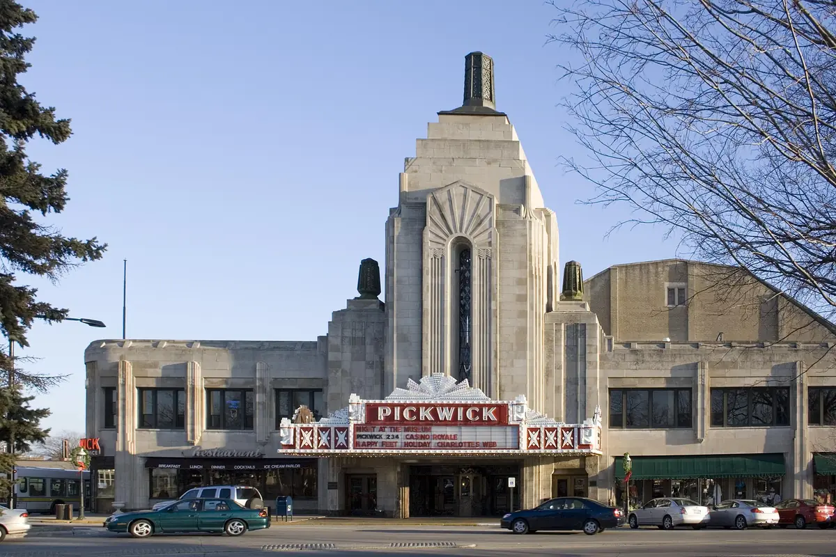 The Pickwick Theatre in downtown Park Ridge, Illinois
